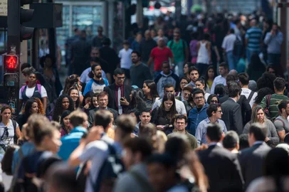 IBGE - Mais da metade da populaÃ§Ã£o brasileira vive em 5% das cidades do paÃ­sSÃO PAULO, SP, 29.08.2018: IBGE-CIDADES -  Pedestres caminham na avenida Paulista, em SÃ£o Paulo (SP). Mais da metade da populaÃ§Ã£o brasileira vive em 6% das cidades do paÃ­s, segundo dados divulgados pelo IBGE nesta quarta-feira (29). De acordo com o instituto, somente 317 municÃ­pios, de um total de 5.568, concentram uma populaÃ§Ã£o de 118,9 milhÃµes de pessoas (57%), de um total de 208,5 milhÃµes de habitantes no paÃ­s. (Foto: Danilo Verpa/Folhapress)