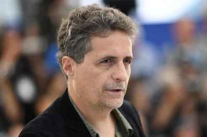 Brazilian film director Kleber Mendonca Filho poses during a photocall for the film "Bacurau" at the 72nd edition of the Cannes Film Festival in Cannes, southern France, on May 16, 2019. (Photo by LOIC VENANCE / AFP)
