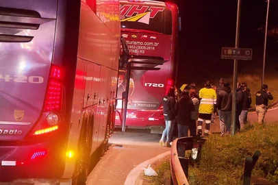 Um vigilante de uma escolta armada morreu e outro ficou ferido na noite desta quarta-feira (28) em uma troca de tiros durante um assalto a dois ônibus na BR-116, em Campina Grande do Sul, na Região Metropolitana de Curitiba, o ônibus vinha do Rio Grande do Sul