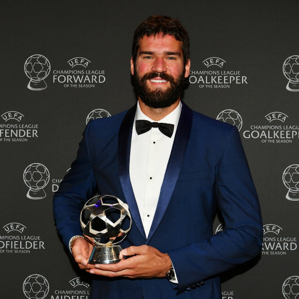 Alisson recebe troféu de melhor goleiro do mundo em cerimônia da Bola de  Ouro