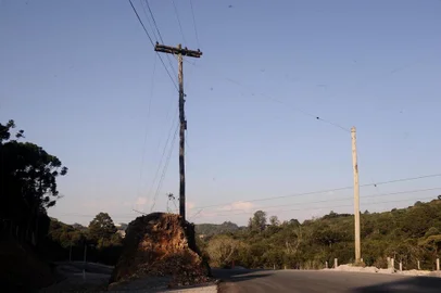  CAXIAS DO SUL, RS, BRASIL (30/08/2019)Empresa atrasa retirada de postes na Estrada dos Romeiros e prefeitura de Caxias abre processo de penalização. Obra seria concluída em setembro, mas agora não há prazo, afirma Secretaria de Obras. (Antonio Valiente/Agência RBS)