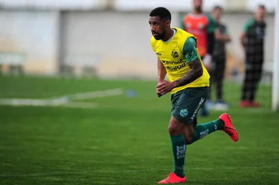  CAXIAS DO SUL, RS, BRASIL, 27/08/2019. Treino do Juventude no CT. O Ju se prepara para o primeiro jogo das quartas-de-final da série C do Campeonato Brasileiro. Na foto, lateral Vidal. (Porthus Junior/Agência RBS)Indexador: Porthus Junior                  