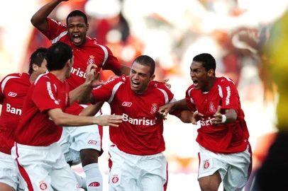 ***  Internacional X Botafogo  ***Campeonato Brasileiro,estádio Beira Rio,Internacional  X  Botafogo.Jogadores da D para E,Adriano,Edinho e eSidnei
