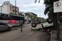 Porto Alegre - Viatura da Brigada Militar capota em Porto Alegre na Avenida Farrapos. Policial ficou ferida, sem gravidade. 