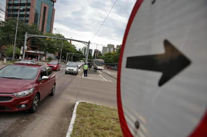  PORTO ALEGRE, RS, BRASIL, 14/12/2018 - Eptc organiza o trânsito no cruzamento entre a Plínio Brasil Milano e a avenida dom Pedro I, onde sinaleira estão desligadas. (FOTOGRAFO: CAMILA DOMINGUES / AGENCIA RBS)