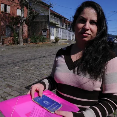  CAXIAS DO SUL, RS, BRASIL, 02/09/2019 -  Vanessa Monteiro está com dificuldades para confeccionar a segunda via da carteira de trabalho. Ela diz que não consegue ficha no Sine. (Marcelo Casagrande/Agência RBS)