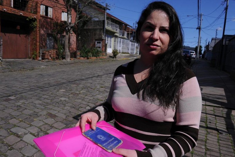  CAXIAS DO SUL, RS, BRASIL, 02/09/2019 -  Vanessa Monteiro está com dificuldades para confeccionar a segunda via da carteira de trabalho. Ela diz que não consegue ficha no Sine. (Marcelo Casagrande/Agência RBS)