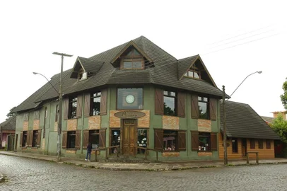  Miragem Livraria. Livraria estabelecida no município de São Francisco de Paula exibe um ambiente vanguardista na sua arquitetura. Na foto,