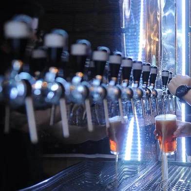  CAXIAS DO SUL, RS, BRASIL 08/11/2016Um novo ponto de lazer se forma em Caxias do Sul. Bares próximos a MAESA.La Birra: Tiago Trentin Lima, um dos donos do bar, comemora sucesso obtido via redes sociais. (Felipe Nyland/Agência RBS)