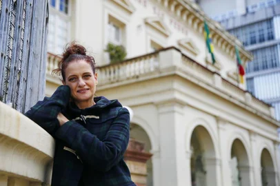  PORTO ALEGRE, RS, BRASIL, 03-09-2019: A atriz Denise Fraga, em frente ao Theatro São Pedro, em fotos para a coluna Rede Social de Zero Hora (FOTO FÉLIX ZUCCO/AGÊNCIA RBS, Segundo Caderno).
