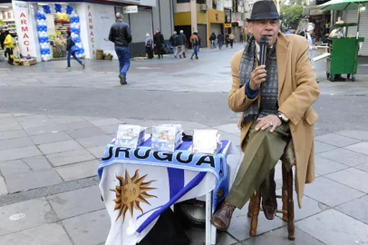  PORTO ALEGRE,RS,BRASIL.2019,09,04.Tony Carlos cantor uruguaio,que canta no centro de Porto Alegre,para alegrar a vida dos portoalegrenses.(RONALDO BERNARDI/AGENCIRA RBS).