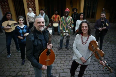  PORTO ALEGRE, RS, BRASIL - Gutcha Ramil e Hique Gomez apresentam o espetáculo Fluxos: musicalidades em trânsito no Salão de Atos da UFRGS em 05 de setembro, às 20h. Acompanhamos um ensaio dos músicos.
