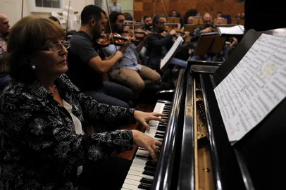  CAXIAS DO SUL, RS, BRASIL, 29/08/2019 - Ensaio da Orquestra da UCS, com a solista Olinda Alessandrini, pianista. Regência do maestro Manfredo Schmiedt. (Marcelo Casagrande/Agência RBS)