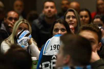 Torcida do Grêmio no Gaúcha Sports Bar, em Porto Alegre. Torcedores gremistas. Athletico-PR. Copa do Brasil.