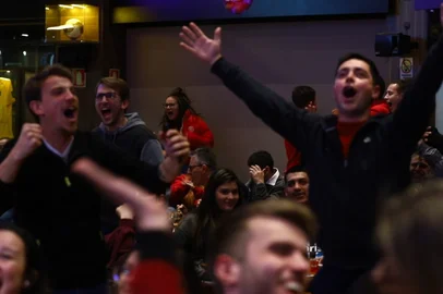 Torcedores do Inter comemoram vitória sobre o Cruzeiro por 3 a 0 que classificou o Colorado à final da Copa do Brasil. Gaúcha Sports Bar