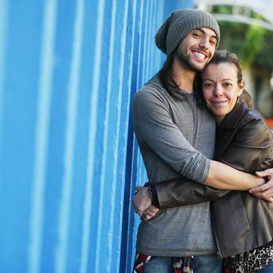  PORTO ALEGRE, RS, BRASIL, 11-07-2019: Como a família pode abordar a questão da opçao sexual do filho. Na foto, Gabriel Porto com a mãe, Carla Porto. O jovem de 21 anos assumiu a homossexualidade com o auxílio da mãe. (FOTO FÉLIX ZUCCO/AGÊNCIA RBS, Editoria SuaVida).