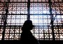 Mensagens importunas, ameaças e agressões: como identificar um caso de stalking 