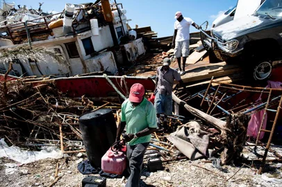Data: 05/09/2019People recover items from a beached boat after Hurricane Dorian September 5, 2019, in Marsh Harbor, Great Abaco. - Hurricane Dorian lashed the Carolinas with driving rain and fierce winds as it neared the US east coast Thursday after devastating the Bahamas and killing at least 20 people. (Photo by Brendan Smialowski / AFP)