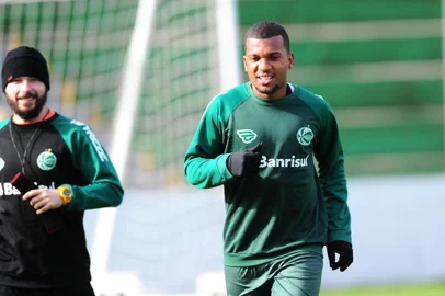  CAXIAS DO SUL, RS, BRASIL, 05/09/2019. Treino do Juventude no estádio Alfredo Jaconi. O Ju está nas quartas de final da série c do Campeonato Brasileiro. Na foto, zagueiro Genilson. (Porthus Junior/Agência RBS)Indexador: Porthus Junior                  