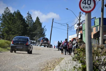  CAXIAS DO SUL, RS, BRASIL, 02/09/2019Preocupados com o risco de acidentes, moradores cobram quebra-molas na A. Jardim das Hortênsias próximo a escola Bento Gonçalves. (Lucas Amorelli/Agência RBS)