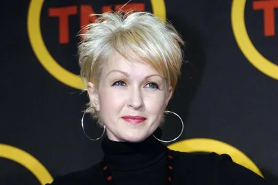 CINDY LAUPER, CANTORASinger Cyndi Lauper poses for photographers backstage at the "Come Together: A Night for John Lennon's Words and Music" concert 02 October, 2001, at Radio City Music Hall in New York. Lauper sang "Strawberry Fields Forever" at the Strawberry Fields memorial for Lennon in Central Park. The concert was dedicated to New York City and its people.    AFP PHOTO/Stan HONDA#PÁGINA:12 Fonte: AFP Fotógrafo: STAN HONDA