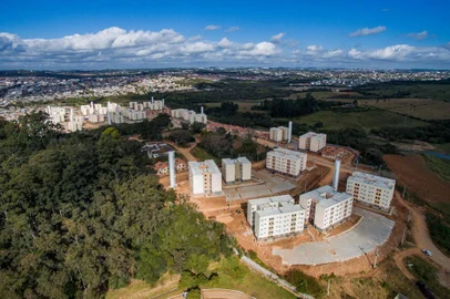 PORTO ALEGRE, RS, BRASIL, 21/08/2019: Condomínio Irmãos Maristas, na Zona Norte de Porto Alegre, vai receber a maior parte das famílias da Vila Nazaré. A ideia da prefeitura é que as unidades ainda atendam outras famílias da fila de espera do Demhab. Alguns moradores da Nazaré se recusam a morar na região, devido a localização e a insegurança. (Foto: Omar Freitas / Agência RBS)