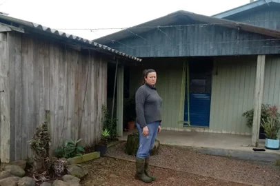 Governo federal corta verba para construção de moradias na área rural. Na foto,  Sandra Cristina Segala, 39 anos, na localidade de Fazenda Colorado, em Esmeralda.