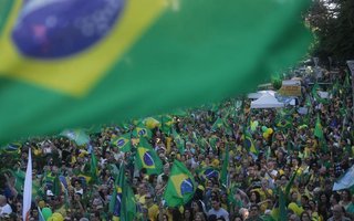  PORTO ALEGRE, RS, BRASIL - 2019.05.26 - Manifestantes ocupam a Avenida Goethe em apoio ao governo Jair Bolsonaro. Participantes defendem causas como a reforma da Previdência e o pacote anticrime apresentado pelo ministro Sergio Moro (Foto: ANDRÉ ÁVILA/ Agência RBS)