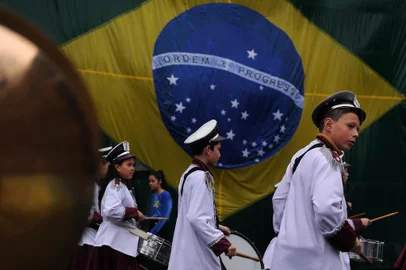  CAXIAS DO SUL, RS, BRASIL, 07/09/2019 - Desfile de 7 de setembro em Caxias do Sul iniciou com chuva. No final teve confusão. (Marcelo Casagrande/Agência RBS)