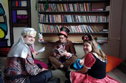 Crianças do Monte Carmelo ganham biblioteca infantil 