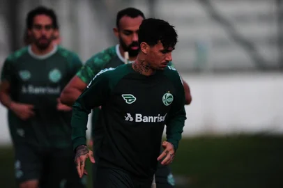  CAXIAS DO SUL, RS, BRASIL, 06/08/2019. Treino noturno do Juventude no estádio Alfredo Jaconi. O Ju está disputatndo a série C do Campeonato Brasileiro. Na foto, volante João Paulo. (Porthus Junior/Agência RBS)