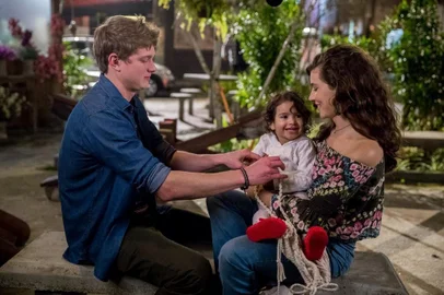 **Exclusivo, foto, Sinal Aberto, Flávia Requião: está previsto para ir ao ar nesta segunda-feira (9), em Malhação: Toda Forma de Amar (RBS TV, 17h55min) a cena em que Filipe (Pedro Novaes) permite que Rita (Alanis Guillen) fique alguns momentos com Nina.Mesmo sem imaginar que Rita é sua mãe biológica, a bebê fala o nome dela pela primeira vez, deixando a vendedora muito emocionada. 