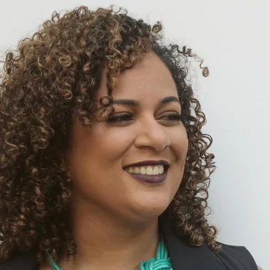  Elisama Santos é autora do livro Educação não-violenta: Como estimular autoestima, autonomia, autodisciplina e resiliência em você e nas crianças