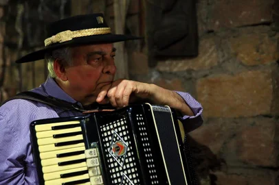  GRAVATAÍ-RS-BR - 01.10.2018Luis Carlos Borges lança o Cd Jaguaretês, com músicas de Telmo de Lima Freitas, no teatro São Pedro, no dia 04 de outubro.Na Foto: Luiz Carlos Borges.FOTÓGRAFO: TADEU VILANI AGÊNCIARBS Editoria Segundo Caderno