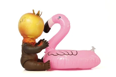 PLASTIC BABEL 2019, da caxiense Maria do Carmo Verdi. A exposição tem curadoria da doutora em Artes Visuais Silvana BooneAo fazer referência ao conceitos vinculados ao termo ¿Babel¿, de uma passagem bíblica aos desencontros contemporâneos, a artista Maria do Carmo Verdi constrói esteticamente um universo fictício e artificial que nos remete aquilo que, sem peso, permanece na superfície, naquilo que é leviano e que não consegue atingir a densidade, aparentemente. Tal profundidade conceitual do trabalho contrasta com a leveza e pseudo-ingenuidade de um conjunto multicolorido de formas, em diferentes materiais que compõem as duas instalações que partem de uma mesma pesquisa inicial embora sejam vetores independentes.