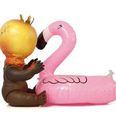 PLASTIC BABEL 2019, da caxiense Maria do Carmo Verdi. A exposição tem curadoria da doutora em Artes Visuais Silvana BooneAo fazer referência ao conceitos vinculados ao termo ¿Babel¿, de uma passagem bíblica aos desencontros contemporâneos, a artista Maria do Carmo Verdi constrói esteticamente um universo fictício e artificial que nos remete aquilo que, sem peso, permanece na superfície, naquilo que é leviano e que não consegue atingir a densidade, aparentemente. Tal profundidade conceitual do trabalho contrasta com a leveza e pseudo-ingenuidade de um conjunto multicolorido de formas, em diferentes materiais que compõem as duas instalações que partem de uma mesma pesquisa inicial embora sejam vetores independentes.