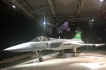 CaÃ§a Gripen destinado Ã  FAB Ã© apresentado na SuÃ©cia***ATENÇÃO FOTO EM BAIXA RESOLUÇÃO***LIK–PING, SUÉCIA, 10.09.2019: O primeiro caça Gripen destinado à FAB (Força Aérea Brasileira) fabricado pela empresa Saab é apresentado em Linköping, na Suécia, nesta terça-feira (10). (Foto: Igor Gielow/Folhapress)(Foto: Igor Gielow/Folhapress) Local: LIKÃ¿PING ;SUE ;SUECIA
