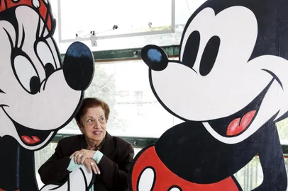  PORTO ALEGRE, RS, BRASIL, 06-09-2019: Iara Mendonça, conhecida como Tia Iara, na agência de turismo que administra, no bairro Auxiliadora. Ela afirma que já foi mais de 300 vezes para a Disney, levando até hoje em torno de 40 mil pessoas. (Foto: Mateus Bruxel / Agência RBS)Indexador: Mateus Bruxel