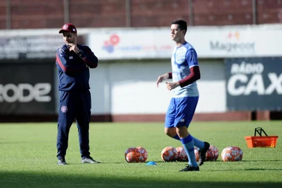  CAXIAS DO SUL, RS, BRASIL (15/08/2019)Treino do Ser Caxias no estádio centenário em caxias do Sul. Na foto, técnico Lacerda.(Antonio Valiente/Agência RBS)
