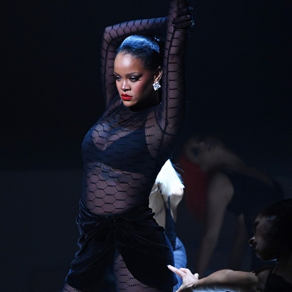 Rihanna lança nova coleção de lingerie em desfile badalado e cheio de  famosas