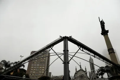  CAXIAS DO SUL, RS, BRASIL, 11/09/2019Montagem da feira do livro na praça Dante. (Lucas Amorelli/Agência RBS)
