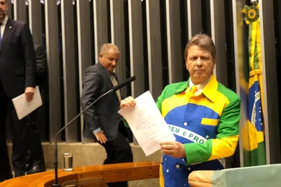 Deputado federal Bibo Nunes (PSL/RS) tem projeto de lei (PL 4074/19) que dispõe sobre a forma e apresentação dos símbolos nacionais, para permitir o uso respeitoso da bandeira nacional em vestimentas e acessórios.