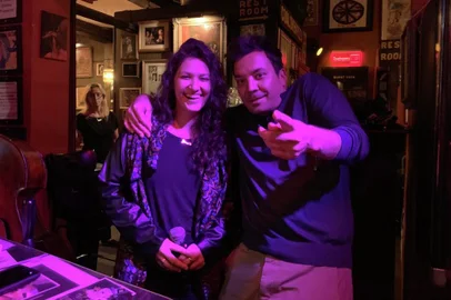 Cantora gaúcha Jamile Staevie Ayres, radicada em Nova York, cantou com Jimmy Fallon em um bar.
