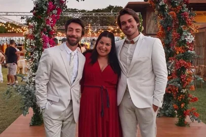 Cena do casamento de Juliano (Rodrigo Pandolfo) e Thiago (Lucas Cordeiro), em Minha Mãe é Uma Peça 3