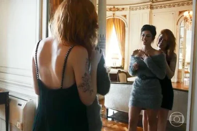 Em Órfãos da Terra, Camila (Anajú Dorigon) e Valéria (Bia Arantes, ruiva).