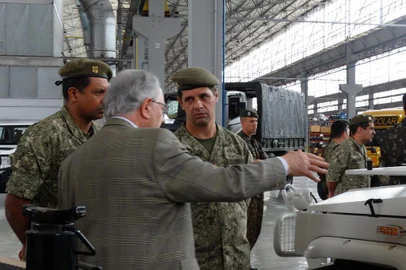 Na foto, diretor presidente da Agrale, Hugo Zattera, explica o funcionamento do Marruá a militares uruguaios