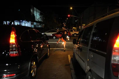  CAXIAS DO SUL, RS, BRASIL, 02/08/2019 - Thiarlee Luccas, 21 anos, faz malabares com fogo há dois anos em semáforos de Caxias do Sul. Morador de Farroupilha, começou a trabalhar nas ruas há seis anos, vendendo artesanato, e hoje trabalha cerca de 4h30 por dia, ganhando uma média de R$ 25 por hora. Costuma performar na esquina da Marquês do Herval com a Vinte de Setembro, e também na esquina da Os Dezoito do Forte com a Alfredo Chaves, ambas no centro da cidade. (Marcelo Casagrande/Agência RBS)