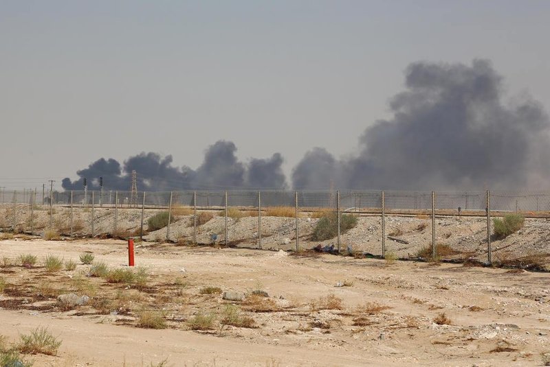  Smoke billows from an Aramco oil facility in Abqaiq about 60km (37 miles) southwest of Dhahran in Saudi Arabias eastern province on September 14, 2019. - Drone attacks sparked fires at two Saudi Aramco oil facilities early today, the interior ministry said, in the latest assault on the state-owned energy giant as it prepares for a much-anticipated stock listing. Yemens Iran-aligned Huthi rebels claimed the drone attacks, according to the groups Al-Masirah television. (Photo by - / AFP)Editoria: DISLocal: AbqaiqIndexador: -Secao: fireFonte: AFPFotógrafo: STR