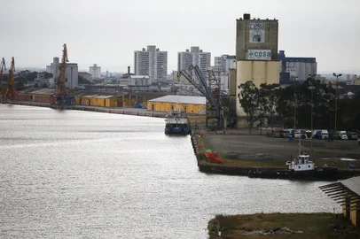  PORTO ALEGRE, RS, BRASIL, 06-09-2019: Situação das hidrovias no Rio Grande do Sul. Reportagem com foco sobre a cabotagem e navegação no interior no RS. Na foto, imagens do Porto de Porto Alegre, no Cais Mauá (FOTO FÉLIX ZUCCO/AGÊNCIA RBS, Editoria de Notícias).