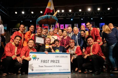 Companhia Nacional de Danças Folclóricas Bayanihan, das  Filipinas, sagrou-se campeão do Festival de Folclore de Nova Prata no último domingo.